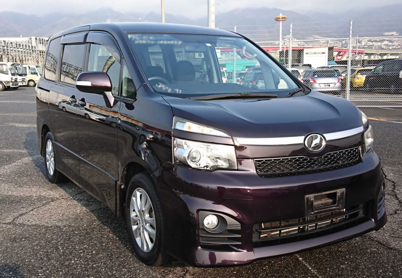 Чехлы на toyota voxy